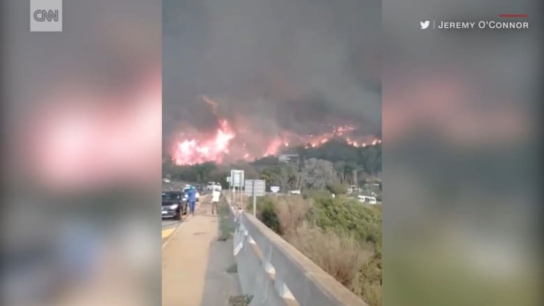 شاهد.. حرائق غابات ضخمه تدمر بلدة في جنوب أفريقيا