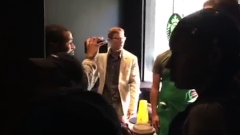 شاهد.. العنصرية تدفع رجلان للمضاربة أمام مقهى "ستار بكس"