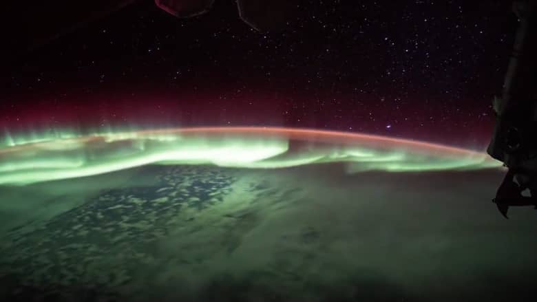 شاهد من الفضاء.. أنوار الشفق القطبي تتراقص فوق الأرض