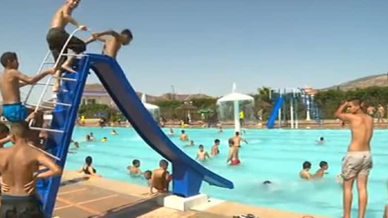 الحرارة العالية تغزو المغرب والمواطنون يلجؤون للمسابح