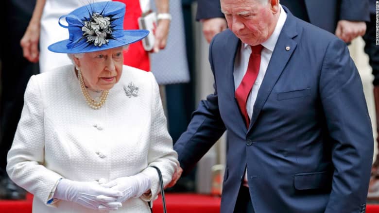 شاهد.. مسؤول كندي يمسك ذراع الملكة إليزابيث!