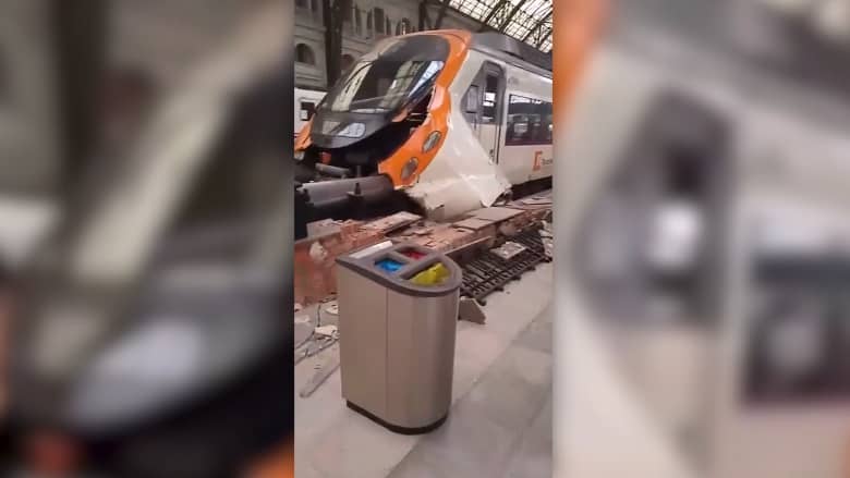 شاهد.. اللحظات الأولى لتحطم قطار في إسبانيا أسقط عشرات الجرحى