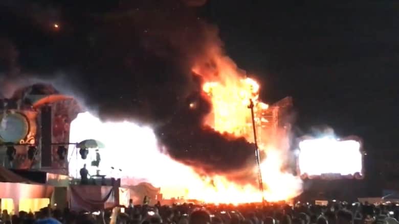إجلاء أكثر من 20 ألف شخص بسبب حريق مهرجان "أرض الغد"