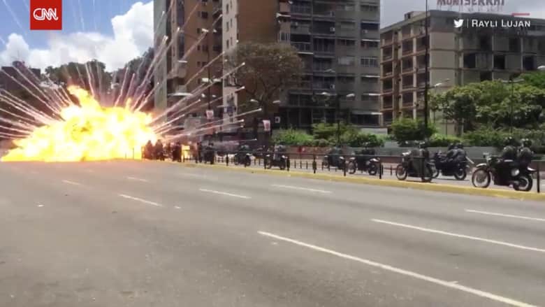 شاهد.. لحظة انفجار ضرب قوات الأمن في فنزويلا