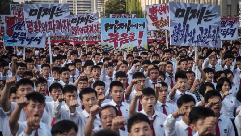 مظاهرة في كوريا الشمالية ترفع لافتات تهدد بضربة نووية ضد أمريكا