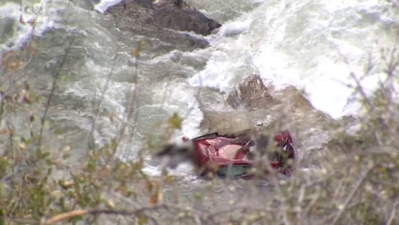 بالفيديو: سيارة تسقط من ارتفاع 150 مترا في نهر