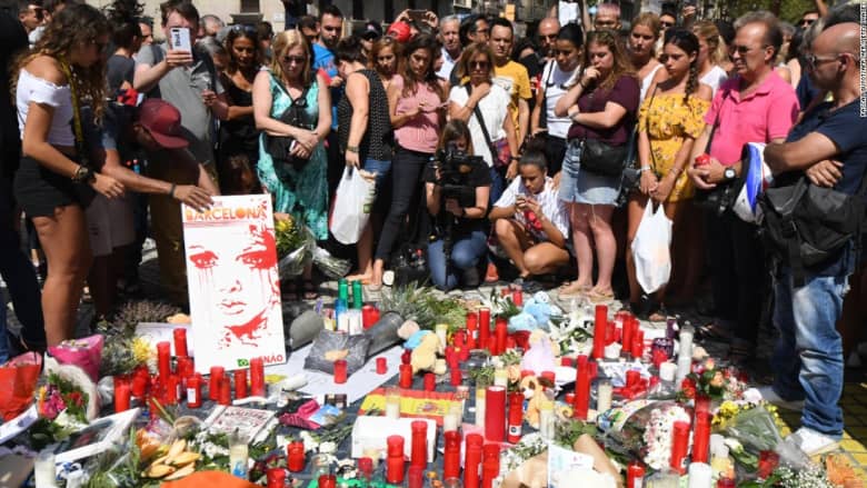 زهور وشموع ودموع.. سكان برشلونة يبكون ضحايا الهجوم