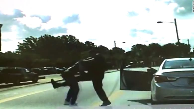 فيديو يظهر شرطيا أمريكيا يلكم رجلا بالشارع