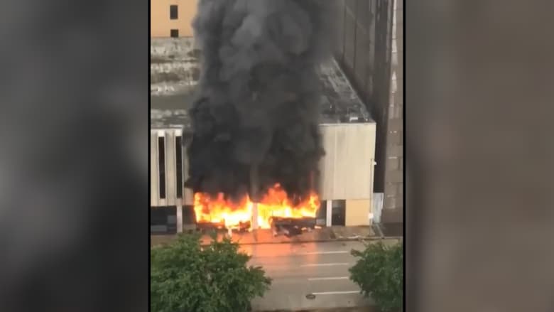 شاهد.. انفجار وحريق في مبنى بهيوستن