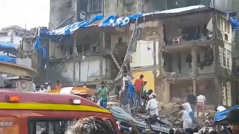 شاهد محاولات لإنقاذ عالقين بعد انهيار مبنى في الهند