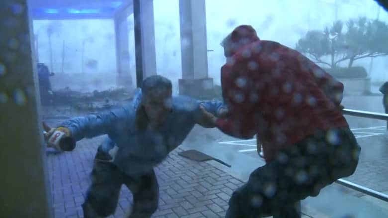 إعصار ماريا يضرب بورتوريكو ويقذف مراسلة CNN