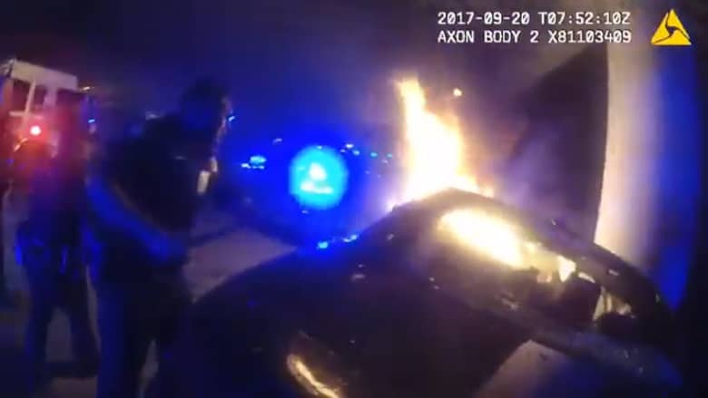 شاهد.. شجاعة شرطة تنقذ شخصين من سيارة محترقة