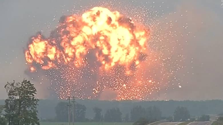 شاهد كيف أضاء انفجار ضخم بمستودع أسلحة ليل مدينة أوكرانية!