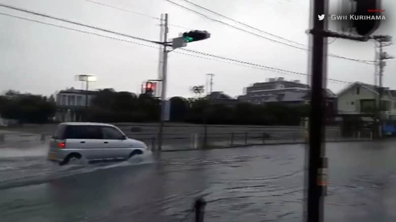 إعصار لان يضرب اليابان.. شاهد الدمار