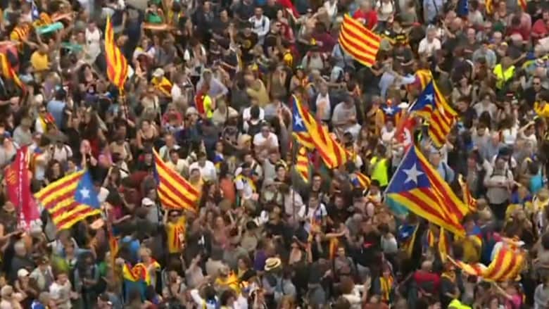 آلاف الكتالونيين يحتفلون بتصويت البرلمان لصالح الاستقلال عن إسبانيا 