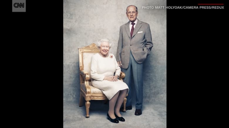 صور جديدة للملكة إليزابيث والأمير فيليب بالذكرى الـ 70 لزواجهما