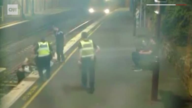 شاهد.. إنقاذ امرأة كاد أن يدهسها قطار في أستراليا
