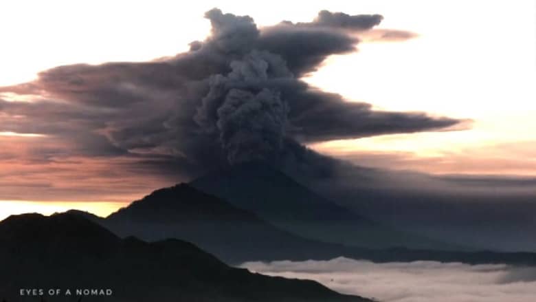 شاهد مدى ثوران بركان جزيرة بالي.. آلاف المسافرين عالقون