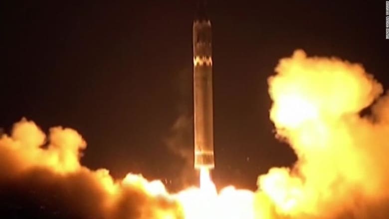 شاهد.. لقطات جديدة لصاروخ بيونغ يانغ "هواسونغ 15"