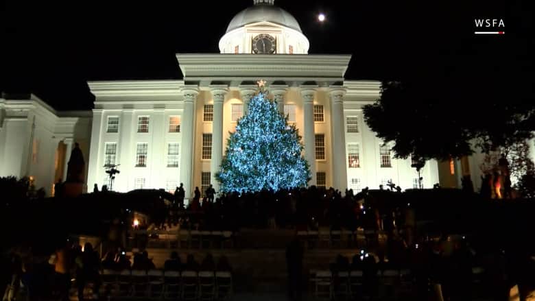 شاهد.. لحظة إضاءة شجرة عملاقة لعيد الميلاد بألاباما