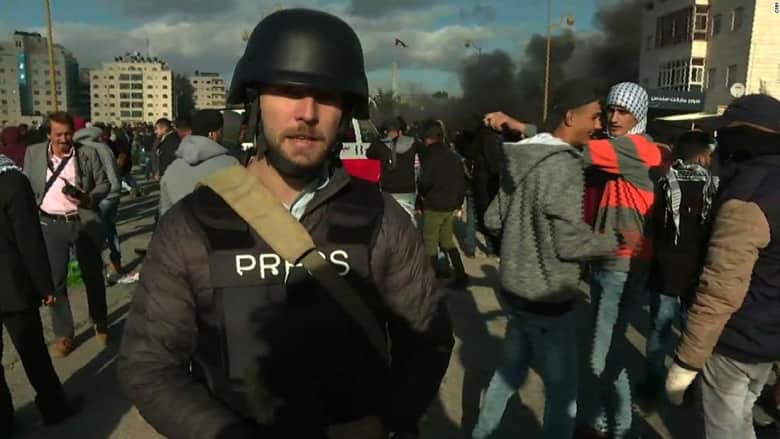 شاهد ما حدث مع طاقم CNN خلال تغطية احتجاجات برام الله