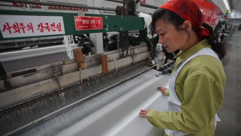 جولة سريعة داخل أكبر مصانع النسيج في كوريا الشمالية