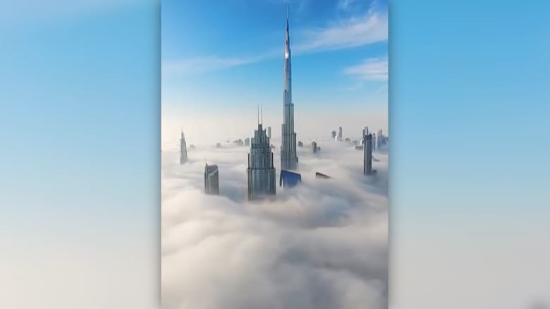 بالفاصل الزمني.. مشهد مذهل للضباب يلف برج خليفة في دبي