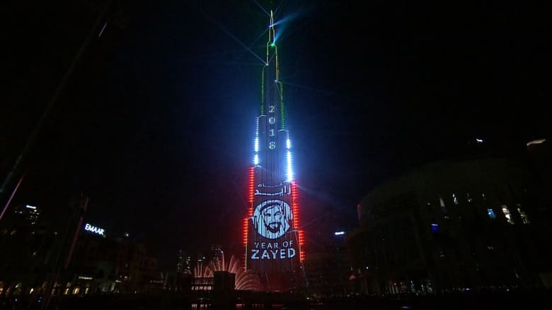 شاهد.. عروض ضوئية تزين برج خليفة في دبي احتفالا بـ2018