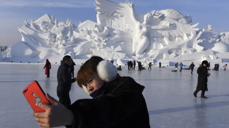 شاهد.. منحوتات وتماثيل ضخمة من الجليد في مهرجان الثلج بالصين