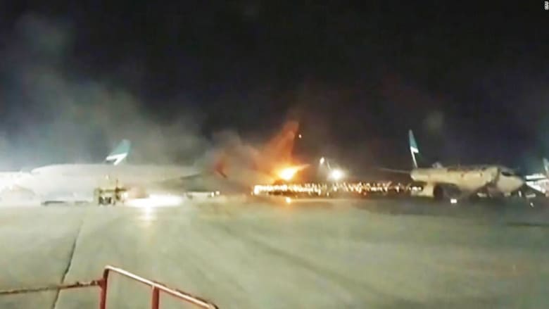 شاهد.. تصادم طائرتين في مطار بتورونتو وإجلاء جميع الركاب