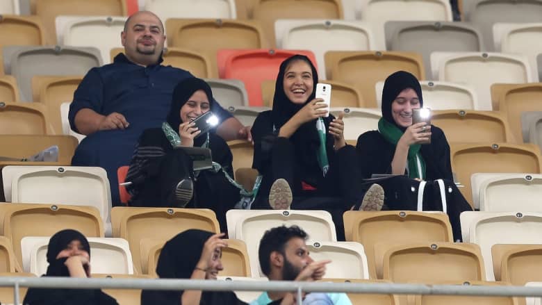 الحضور الأول.. هكذا تفاعلت العائلات السعودية مع مباراة الأهلي والباطن