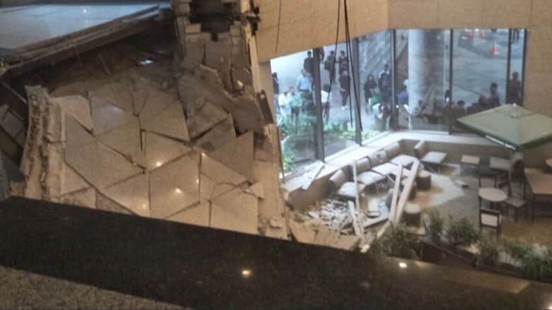 شاهد آثار انهيار طابق بمبنى بورصة جاكرتا
