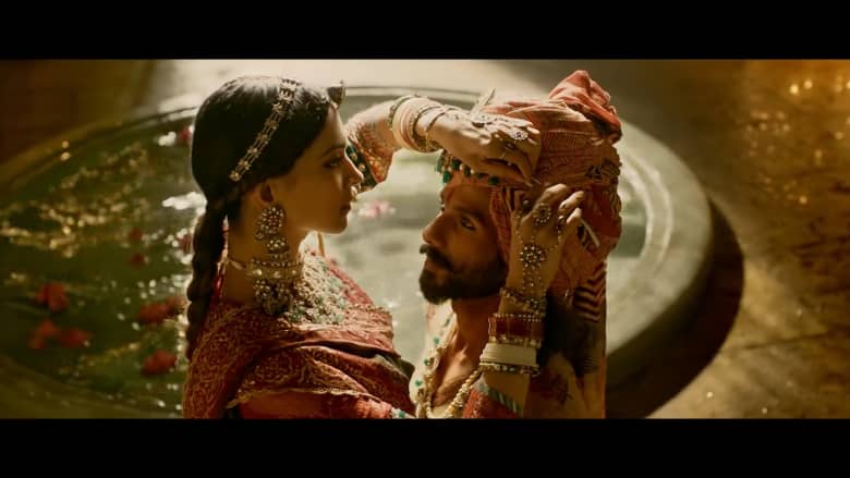 قصة حب ملكة هندوسية وملك مسلم تثير جدلا بالهند.. هذا فيلم “بادامافات” 