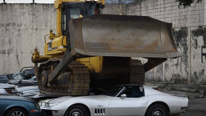 شاهد.. رئيس الفلبين يشرف على تدمير عشرات السيارات الفاخرة