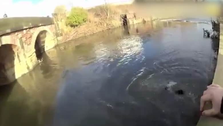 بريطانيا: الشرطي محمد نديم ينقذ رجلا من الغرق في نهر متجمد