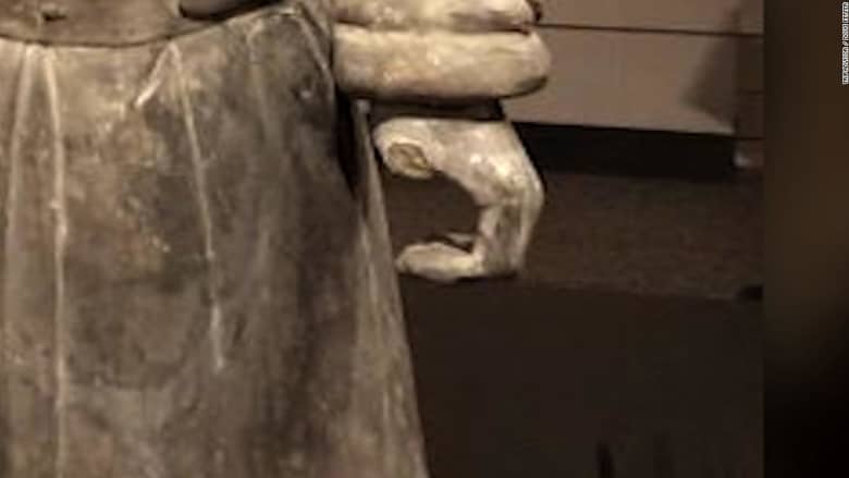 أمريكي يسرق إصبع تمثال صيني عمره 2000 عام