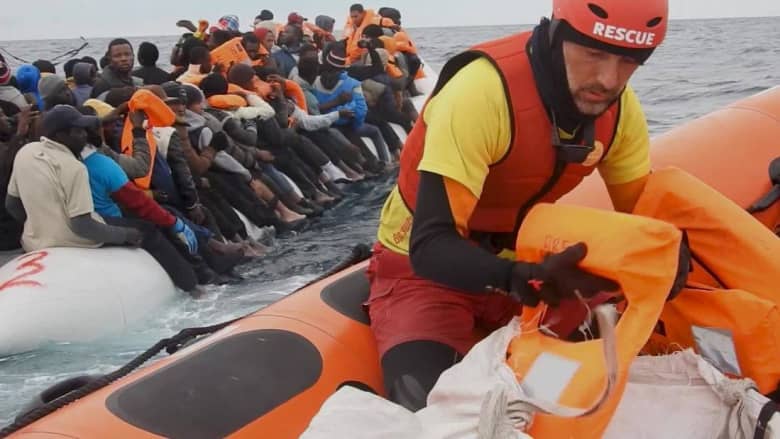 مراكز احتجاز وتعذيب.. مهاجرون يتهمون خفر السواحل الليبي بالتورط