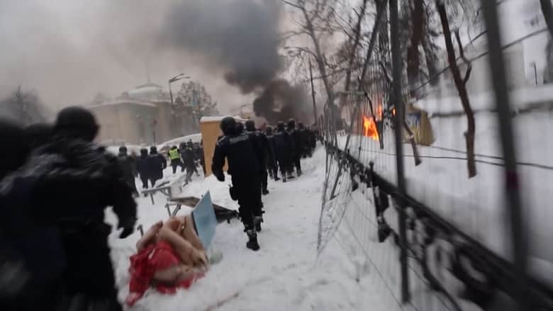 شاهد اشتباكات بين متظاهرين ورجال أمن في أوكرانيا