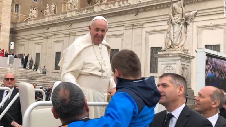 شاهد.. طفل نجا من السرطان يحصل على قبلة من البابا