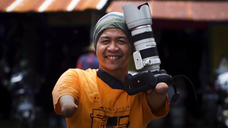 هذا المصور الفوتوغرافي يتلقط صور إندونيسيا بلا يدين أو ساقين