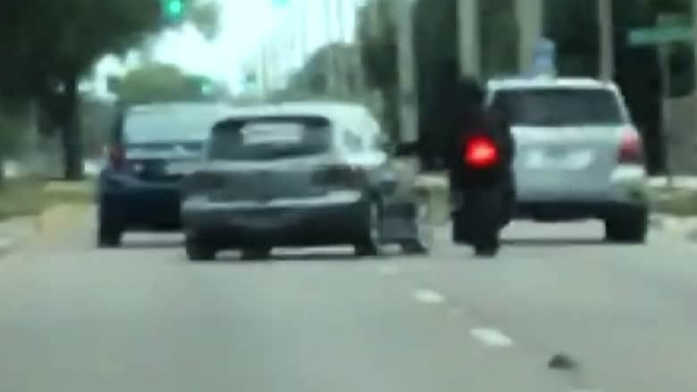 شاهد.. غضب سائق سيارة يدفعه للاصطدام براكب دراجة نارية