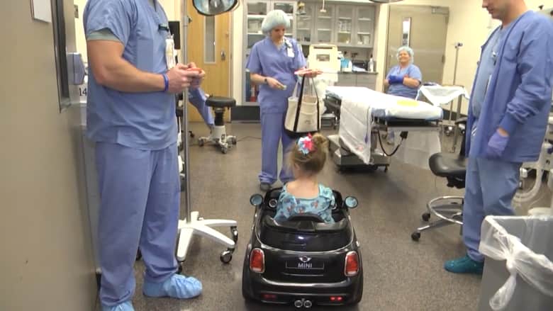 مستشفى تنقل الأطفال إلى غرفة العمليات بسيارات صغيرة!