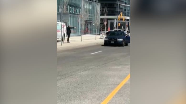 فيديو يظهر ما يبدو أنها مواجهة بين مسلح وشرطة تورونتو