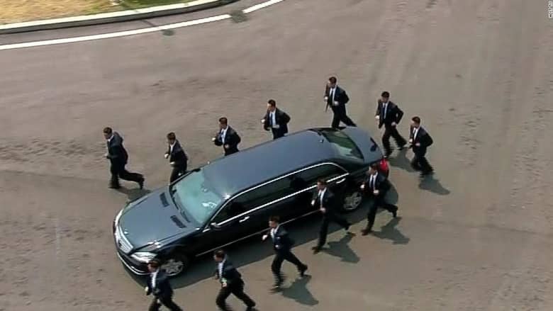 شاهد.. حراس زعيم كوريا الشمالية يركضون حول سيارته