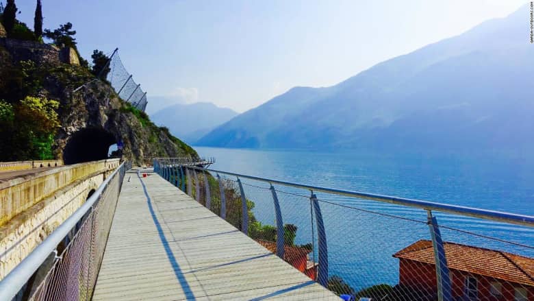 شاهد.. ممر دراجات بطول 140 كيلومترا يلف بحيرة إيطالية