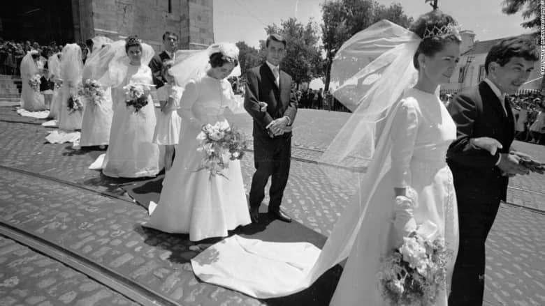 من هن النساء اللواتي يتجرأن على ارتداء فستان ليس أبيض اللون لحفل زفافهن؟