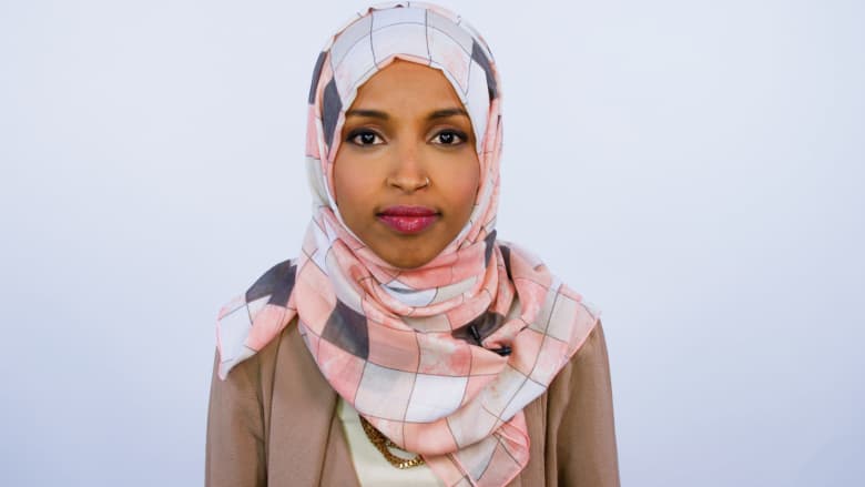 إلهان عمر.. مسلمة هربت من الحرب بالصومال لتصبح مشرّعة بأمريكا
