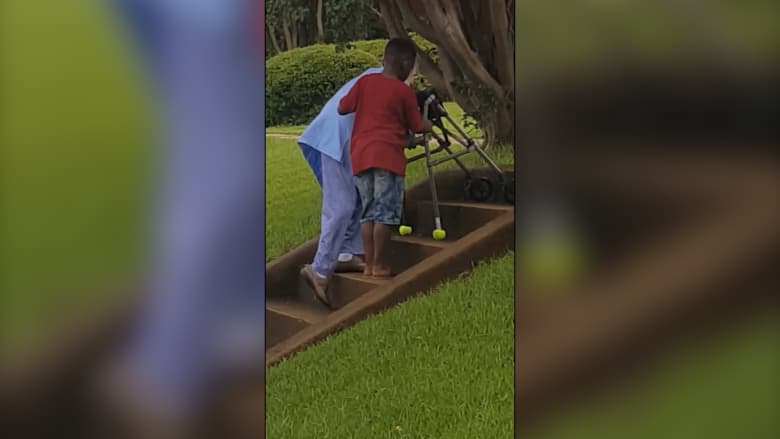فيديو مؤثر لطفل يقفز من سيارته ليساعد إمرأة مسنة