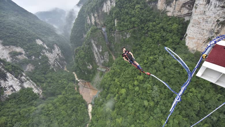 شاهد..القفز بالحبال من أعلى جسر زجاجي في العالم