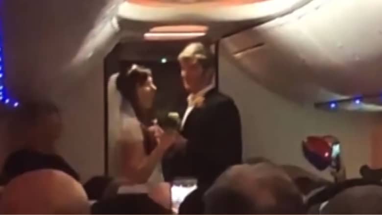 شاهد.. عروسان يعقدان قرانهما على متن طائرة